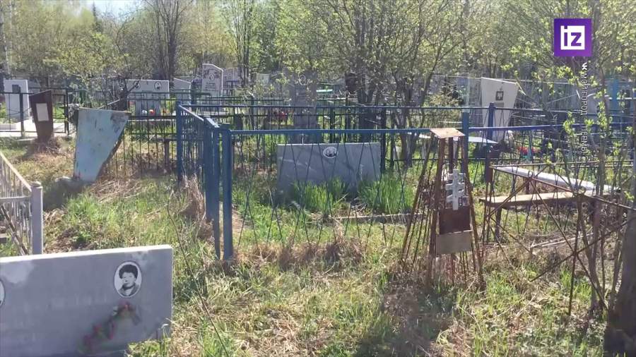 В Пермском крае дорогу через кладбище засыпали могильными плитами