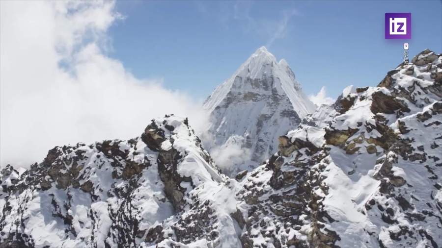 Группа китайских альпинистов достигла пика Эвереста