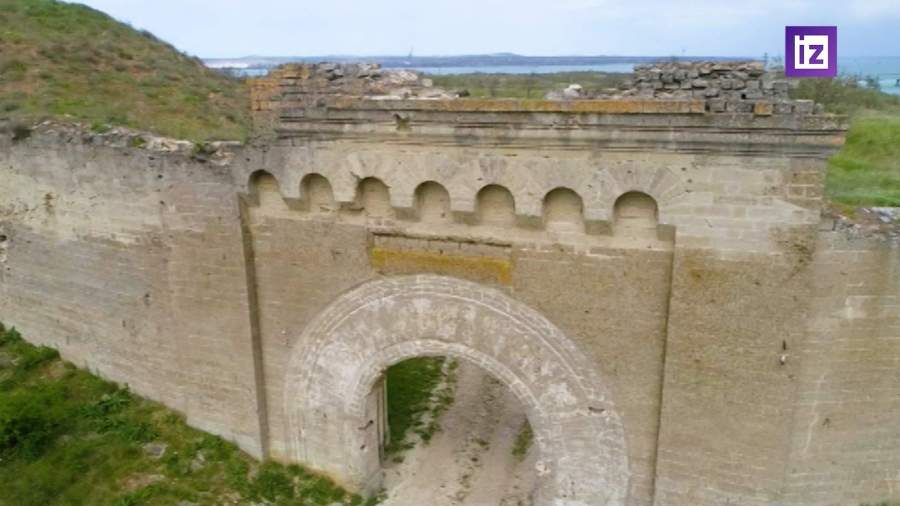 В керченской крепости ко Дню Победы высадили аллею из 75 деревьев