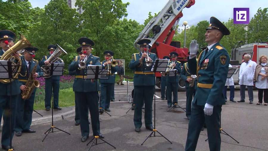 Оркестр МЧС устроил концерт под окнами детской больницы в Москве
