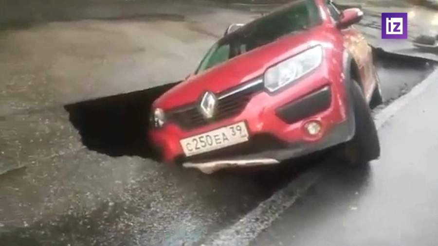 Авто уходит под асфальт