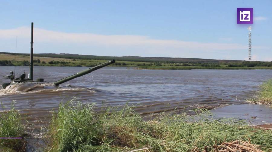 В Оренбурге 500 танкистов под водой преодолели реку
