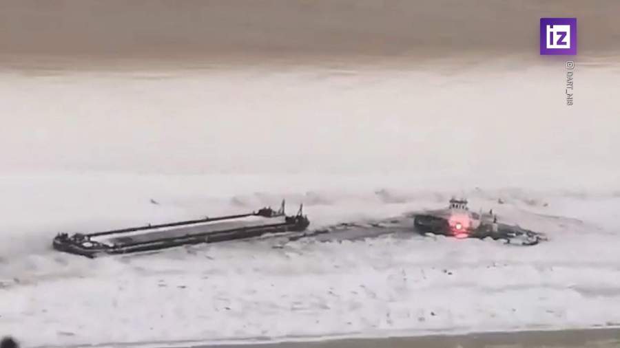 На Ямале буксир с баржей попал в ледяной плен