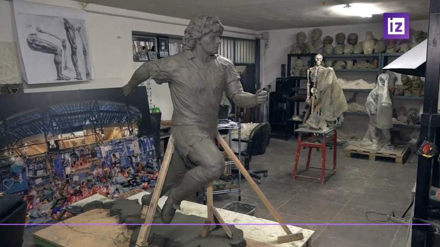 Художник создал скульптуру Марадоны