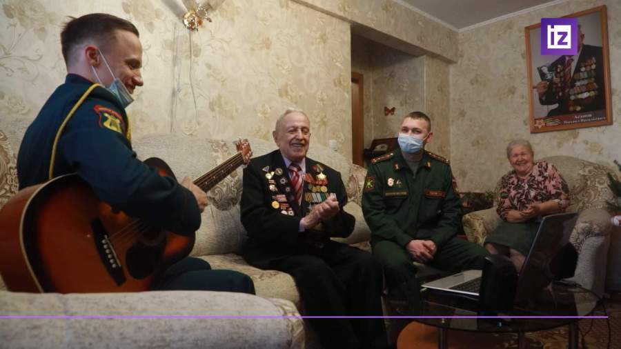 Ветерана из Новосибирска поздравили с новогодними праздниками