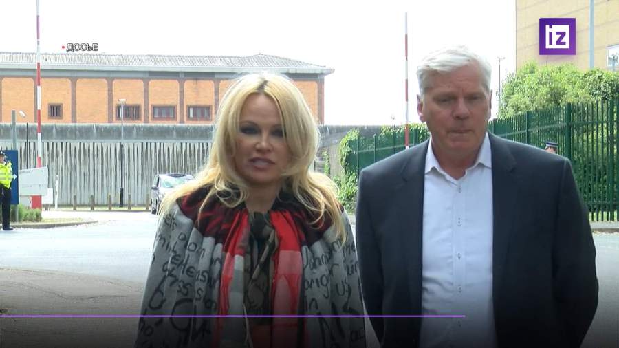 Памела Андерсон требует у властей США помиловать Джулиана Ассанжа