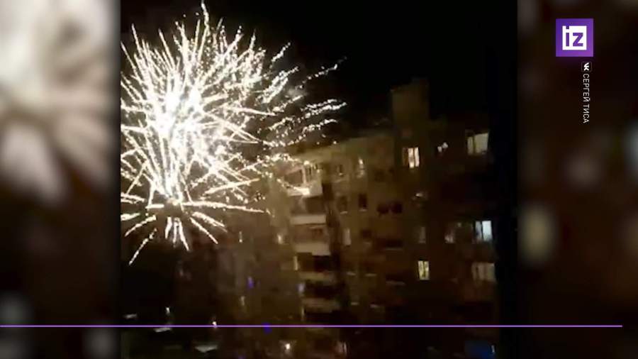 В Омске многоэтажный дом обстреляли салютом