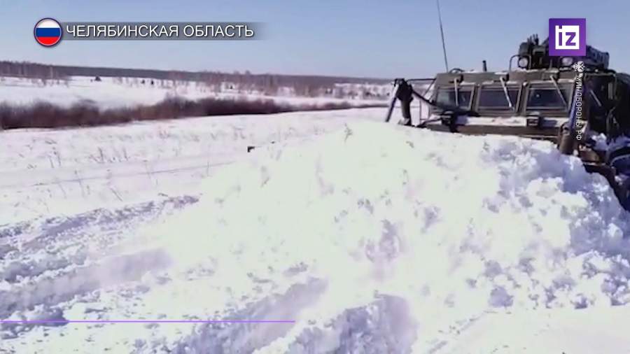 Военнослужащие ЦВО устраняют снежные заторы в Челябинской области