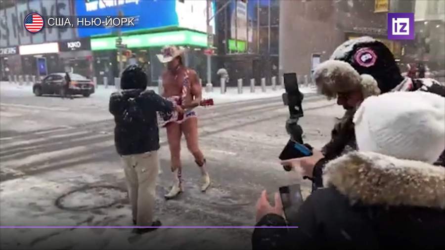 По засыпанному снегом Нью-Йорку разгуливает голый ковбой с гитарой