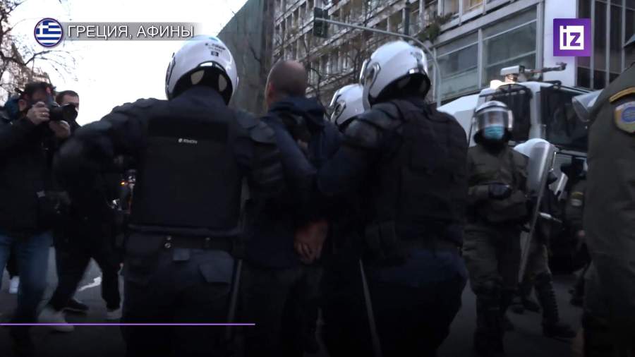 В Афинах полиция разогнала протестную акцию водометами