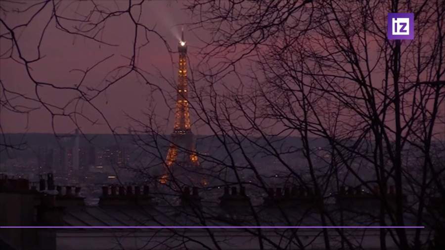 К Олимпиаде-2024 в Париже начались работы по покраске Эйфелевой башни