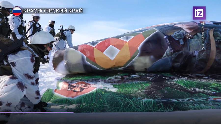 Бойцы ЦВО установили баннер в поддержку врачей на вершине горы