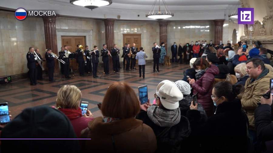 Московская полиция устроила флешмоб в преддверии 8 Марта на «Курской»