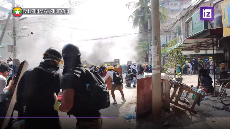 Полиция Мьянмы применила к митингующим слезоточивый газ