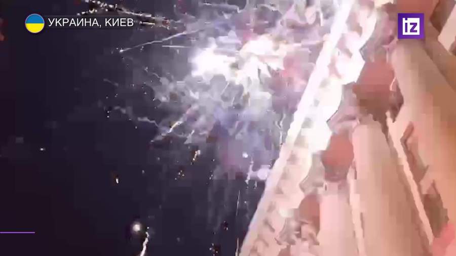 Радикалы закидали петардами офис Зеленского в Киеве