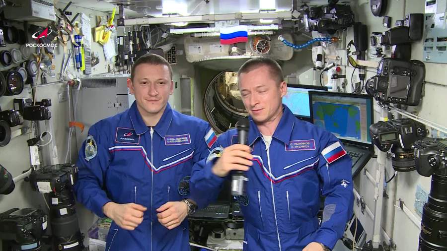 Российские космонавты поздравили женщин с борта МКС