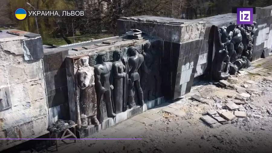 Во Львове проходит демонтаж барельефов на монументе Славы