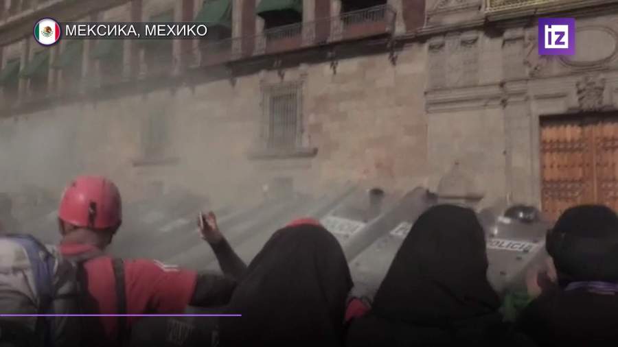 Акция феминистического движения в Мехико закончилась дракой с полицией