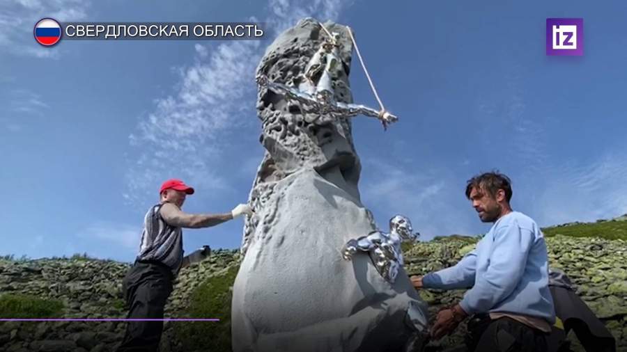 На перевале Дятлова установили четырехметровый памятник погибшим туристам