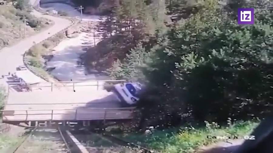 Падение авто с подъемника видео. Смотреть фото Падение авто с подъемника видео. Смотреть картинку Падение авто с подъемника видео. Картинка про Падение авто с подъемника видео. Фото Падение авто с подъемника видео