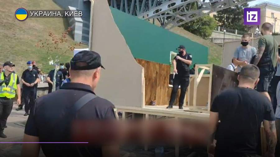 В Киеве националисты разрушили инсталляцию о советском быте украинцев