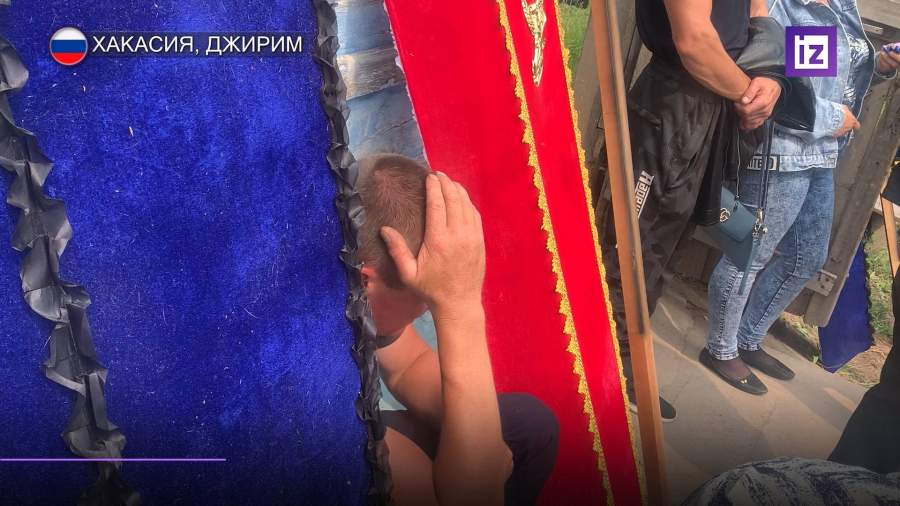 В Хакасии прошли похороны убитой рецидивистом семьи