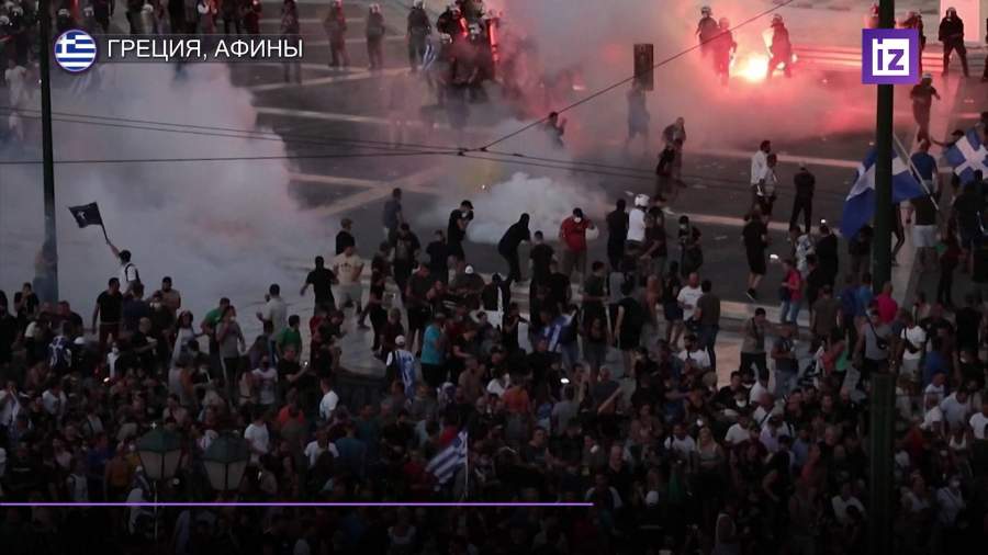 В Афинах митингующие спровоцировали полицию на применение слезоточивого газа