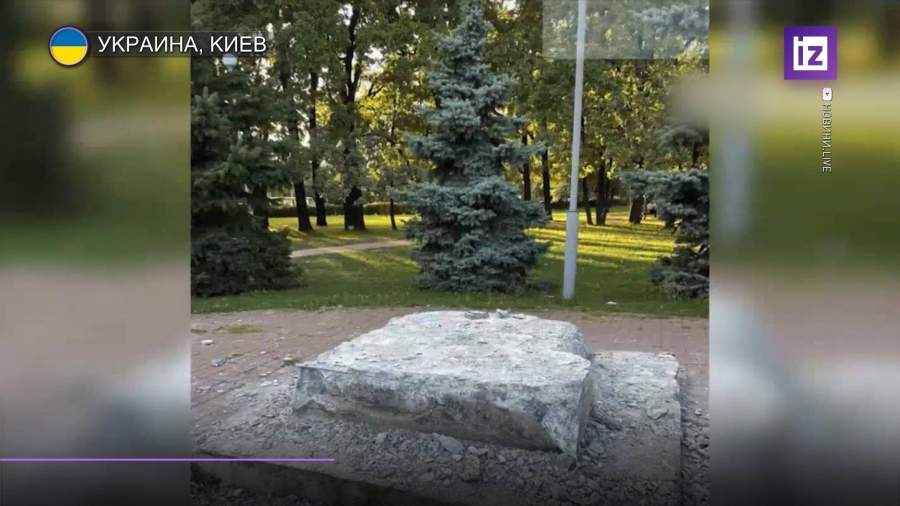 В Киеве демонтировали установленный 20 лет назад памятник дружбе с Москвой