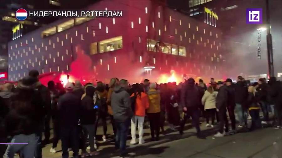 Полиция открыла предупредительный огонь по протестующим в Роттердаме