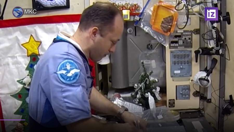 Российские космонавты на МКС готовятся к встрече Нового года