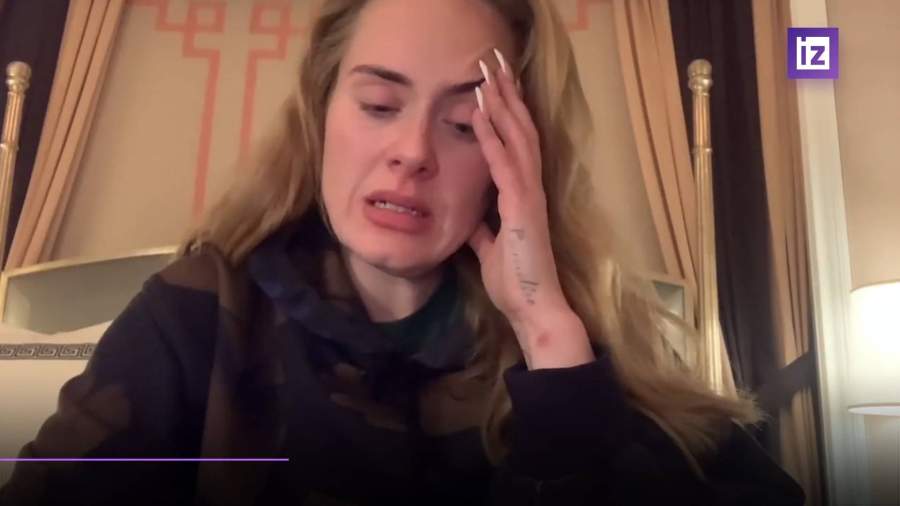 Адель в слезах объявила о переносе концертов из-за COVID-19