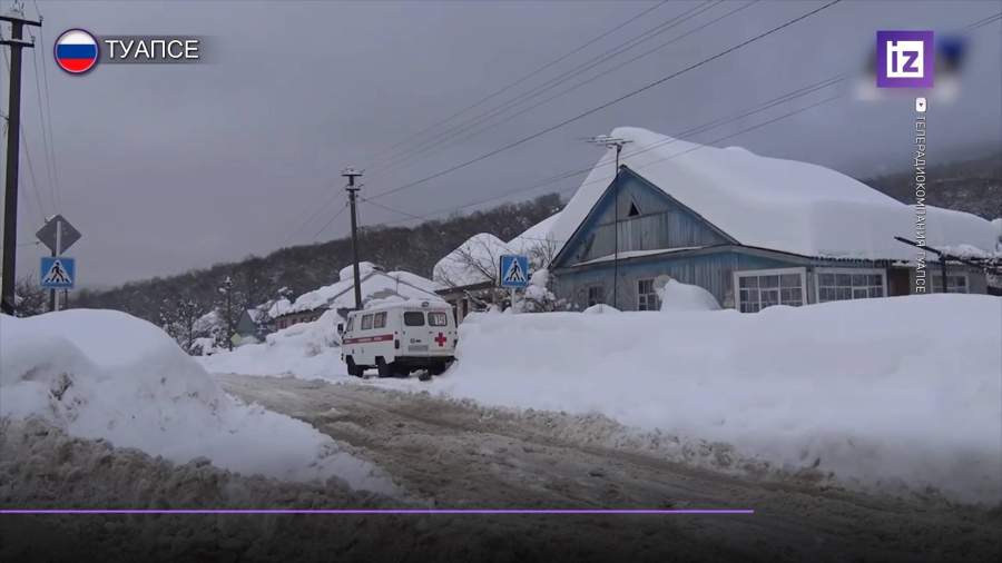 В Туапсе фельдшеру скорой пришлось идти к пациентке через сугробы