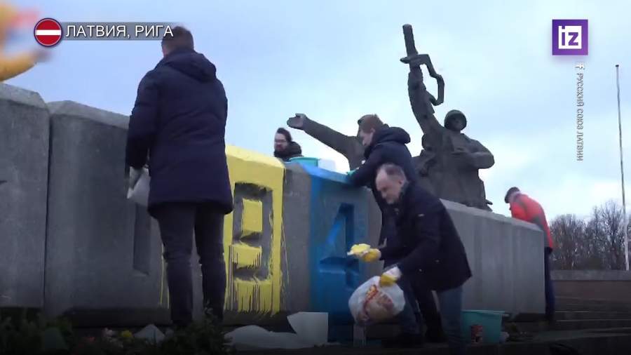 В Риге привели в порядок оскверненный памятник советским воинам