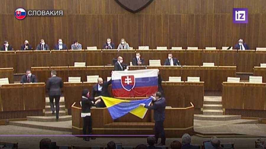 Депутаты парламента Словакии облили флаг Украины водой