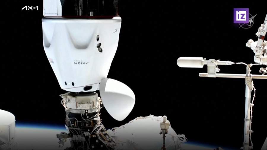 Корабль Crew Dragon доставил на МКС трех космических туристов