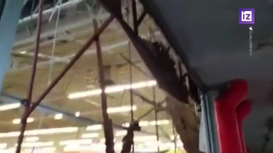 В Мексике из-за сильных дождей рухнула крыша супермаркета