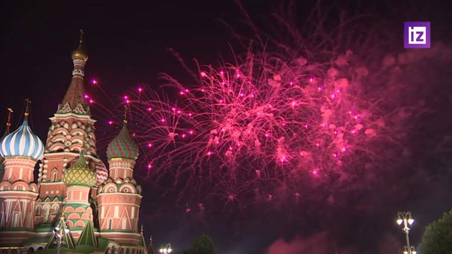 Картина салют победы на красной площади