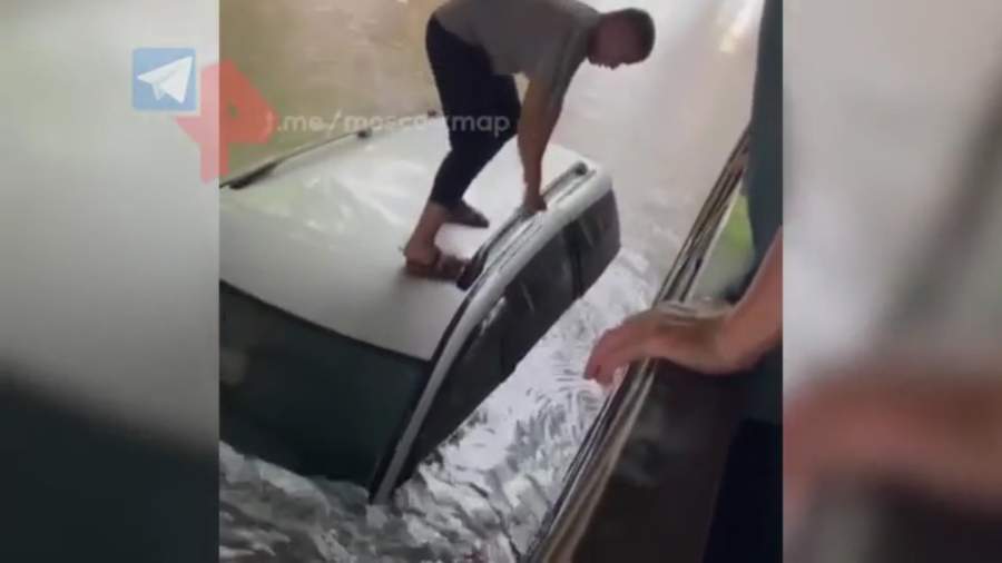 Машина ушла под воду