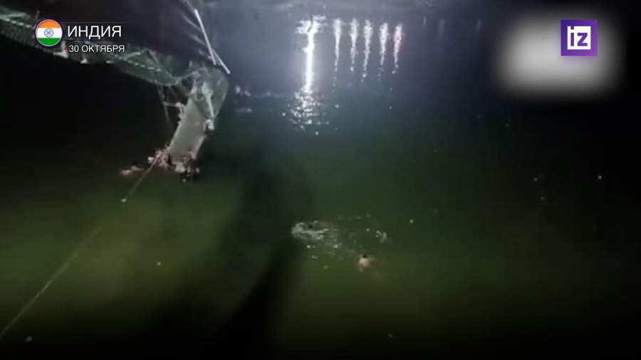 Более 140 человек погибло при крушении пешеходного моста в Индии