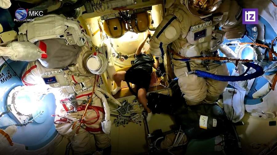 Российские космонавты провели субботник в модуле «Поиск» на МКС