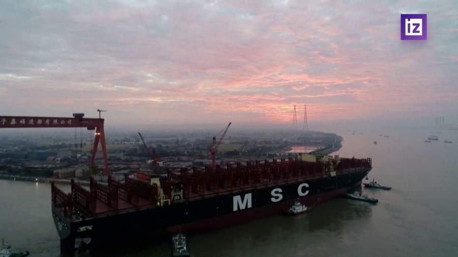 Крупнейший контейнеровоз в мире спустили на воду в Китае