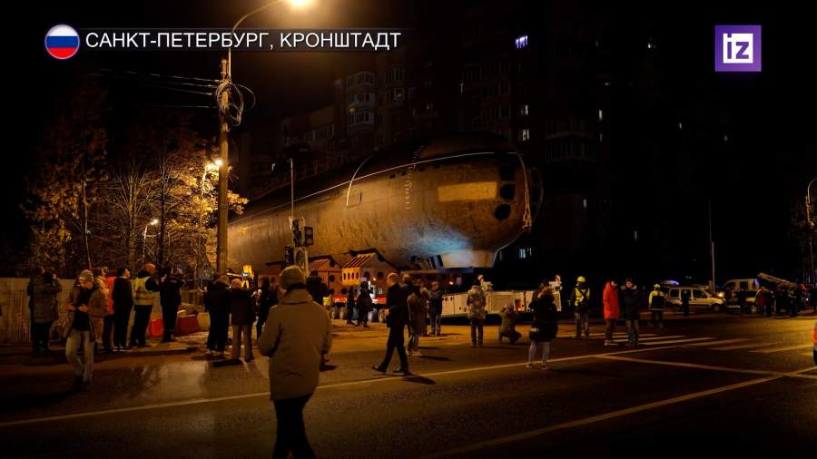 Нос подлодки транспортировали в Кронштадтский музей по городу