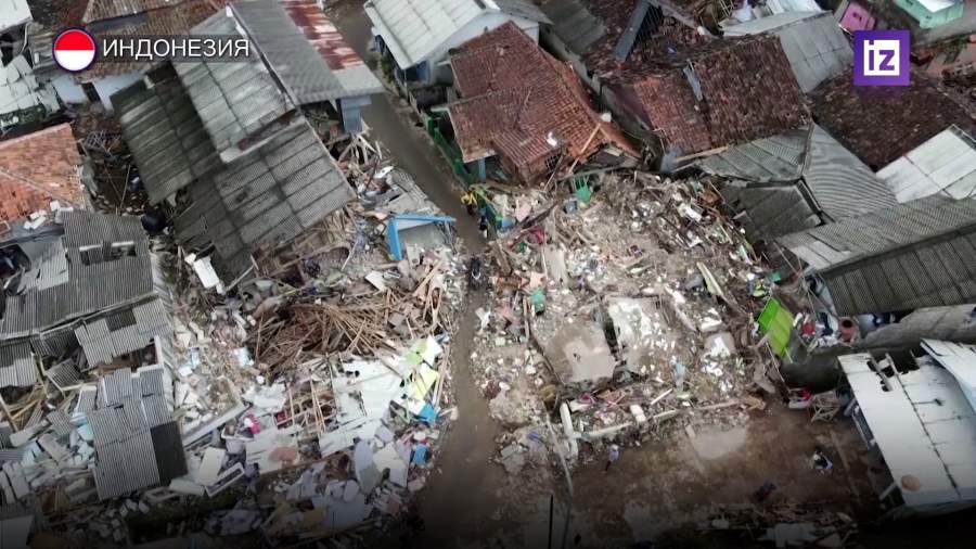 В Индонезии спасатели достали из-под завалов пятилетнего ребенка