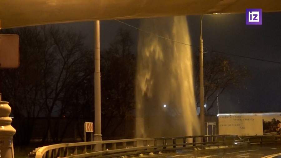 Рядом с Автозоводским мостом в Москве прорвало пожарный гидрант