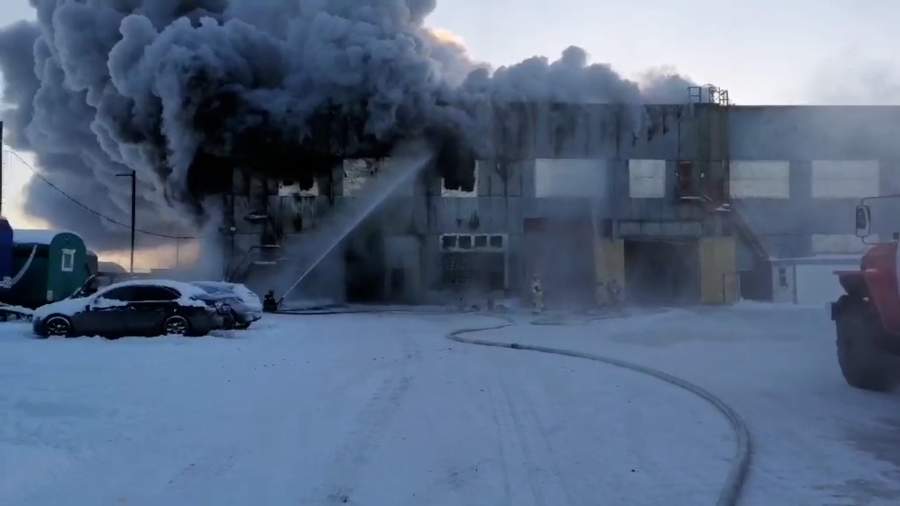 В Новом Уренгое горит стояночный бокс | Видео | Известия | 25.11.2022