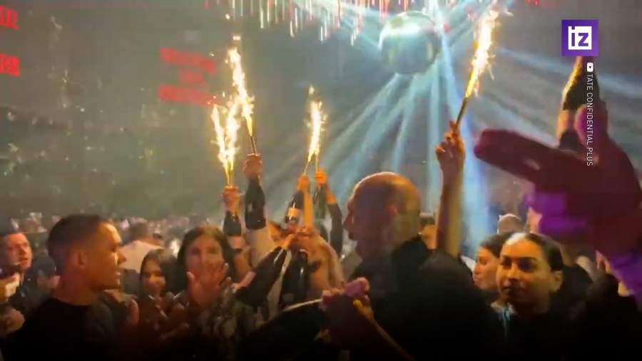 Бывшего кикбоксера Эндрю Тейта обвиняют в торговле людьми