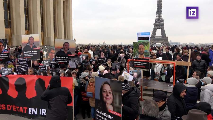 Жители Парижа вышли на акции против задержания французов в Иране