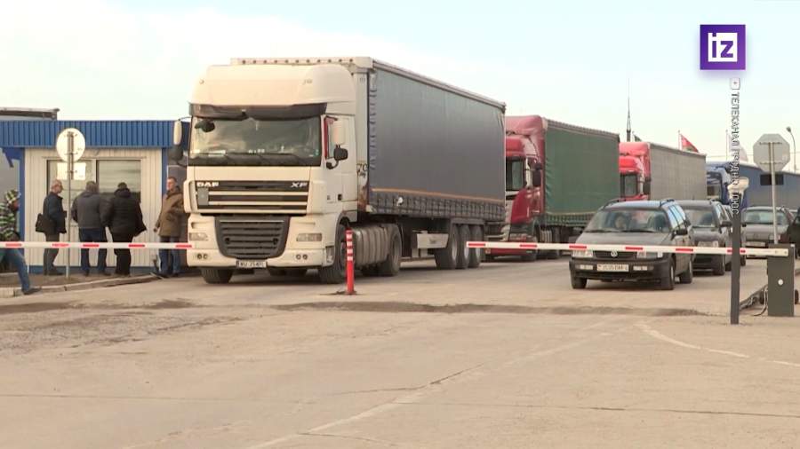 На границе Белоруссии и Польши образовалась гигантская очередь