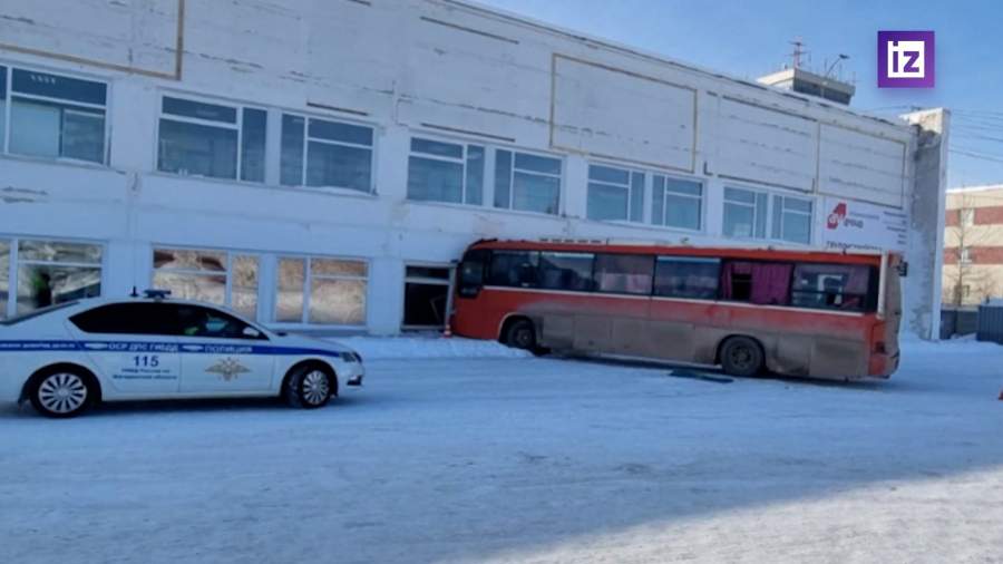 Автобус протаранил здание аэровокзала в Магадане