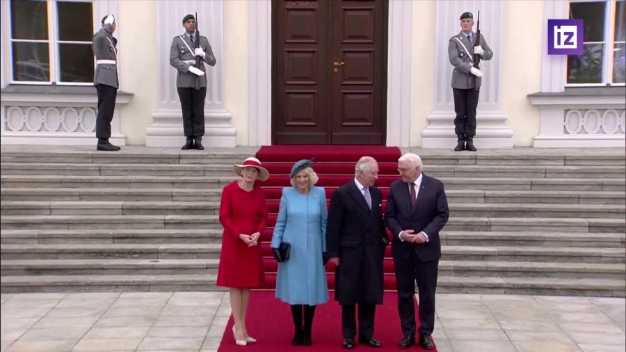 Букингемский дворец представил первый официальный портрет Карла III